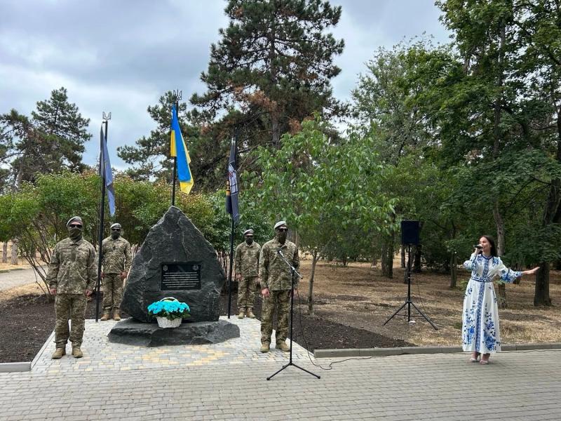 Символ несокрушимости украинского народа: в Одессе открыли памятник сопротивлению