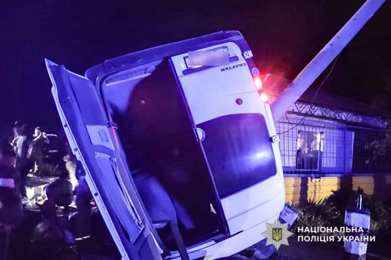 Трое погибших, 11 раненых: микроавтобус слетел в кювет на Николаевщине