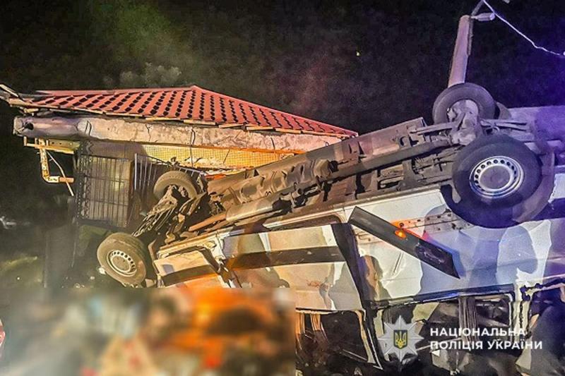 Трое погибших, 11 раненых: микроавтобус слетел в кювет на Николаевщине