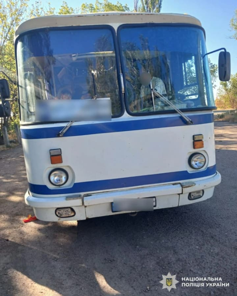 Удар рф по маршрутке в пригороде Херсона: в патрульной полиции показали первые минуты после прибытия на помощь