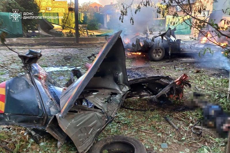 Удар РФ по Никополю 6 августа: есть погибшие и раненые, среди них - спасатели