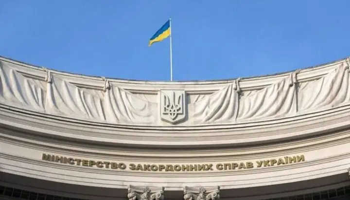 Украинские дипломаты за границей: какие имеют зарплаты, доходы и подарки