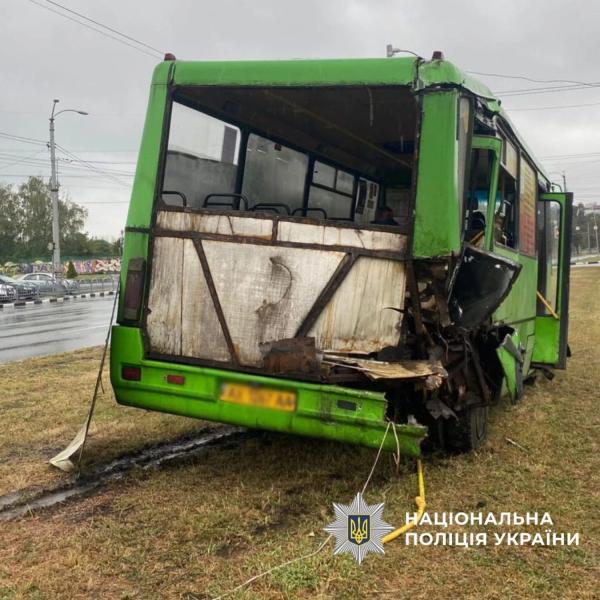 В Харькове внедорожник столкнулся с троллейбусом и автобусом, пострадали 8 человек