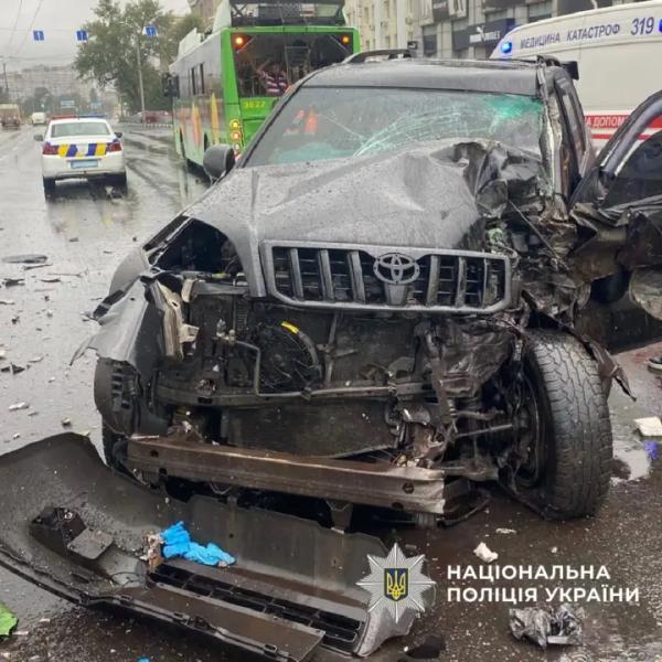 В Харькове внедорожник столкнулся с троллейбусом и автобусом, пострадали 8 человек