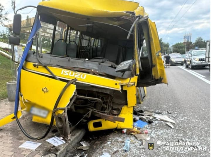 В Киеве маршрутка столкнулась с автобусом: пострадали два человека