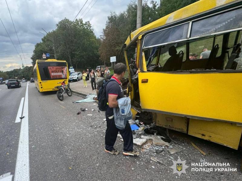 В Киеве маршрутка столкнулась с автобусом: пострадали два человека