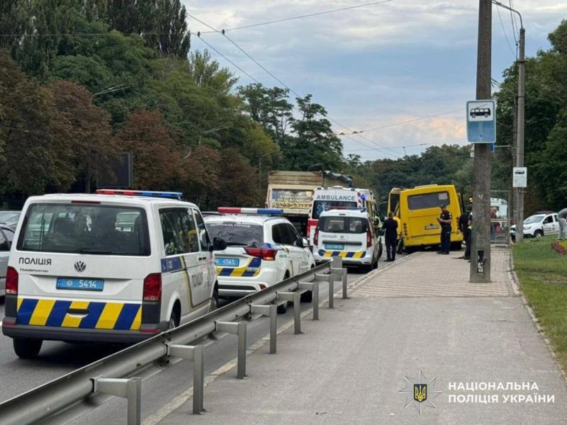 В Киеве маршрутка столкнулась с автобусом: пострадали два человека