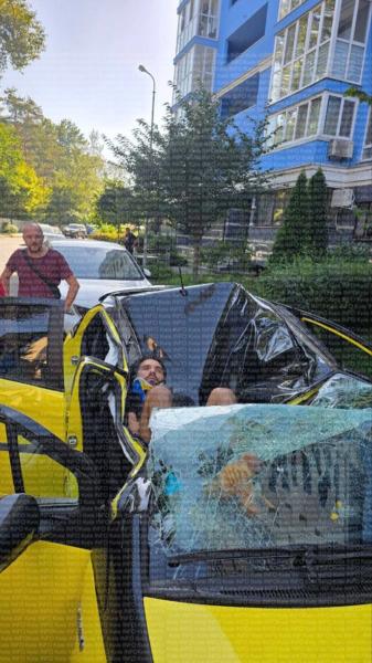 В Киеве мужчина выжил после падения с 19 этажа: он приземлился на припаркованный автомобиль
