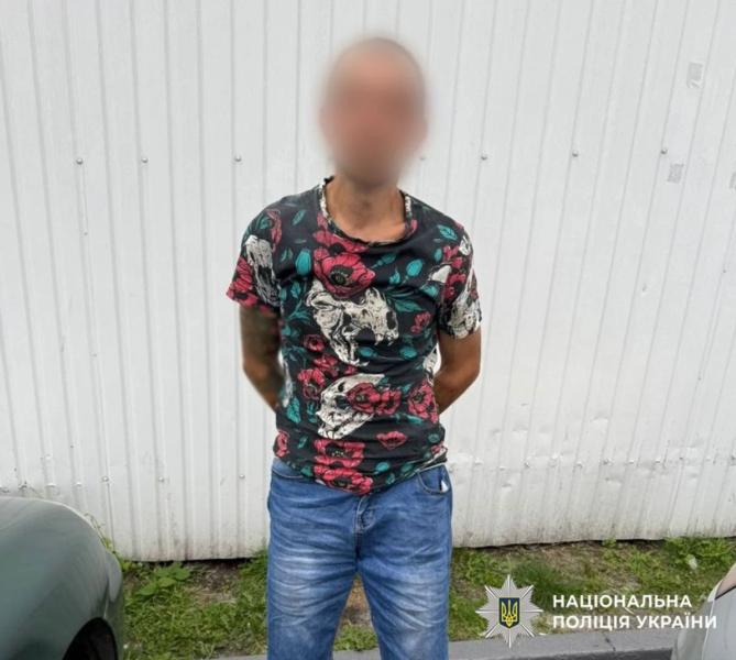 В Киеве задержали мужчину, ограбившего женщину посреди дня на Подоле