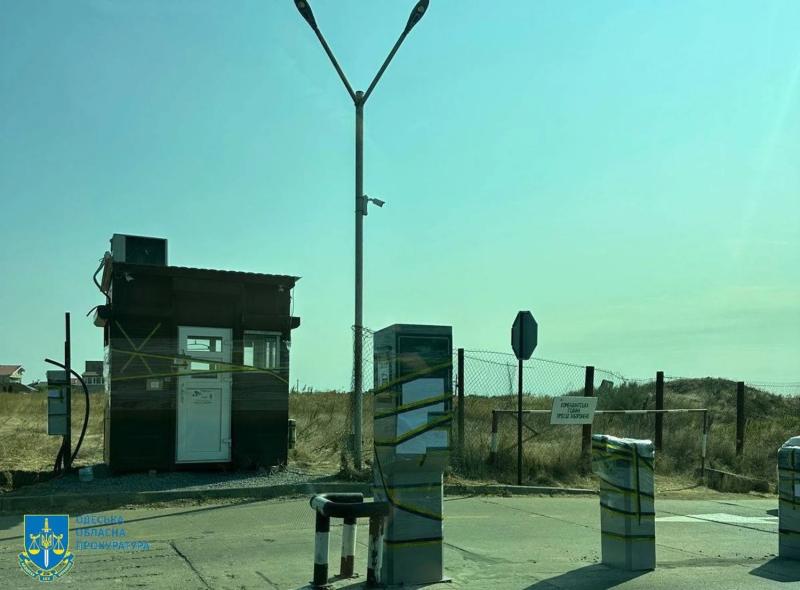 В Одессе сносят незаконные шлагбаумы на побережье Черного моря