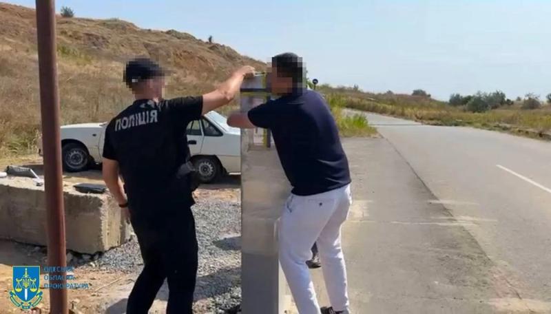 В Одессе сносят незаконные шлагбаумы на побережье Черного моря