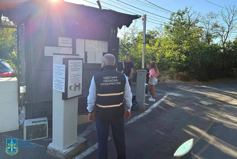 В Одессе сносят незаконные шлагбаумы на побережье Черного моря