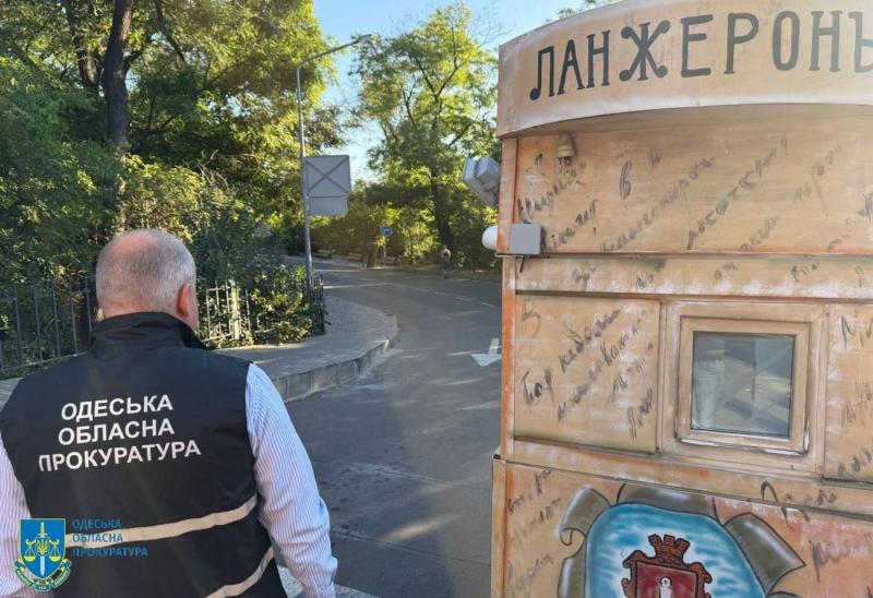 В Одессе сносят незаконные шлагбаумы на побережье Черного моря