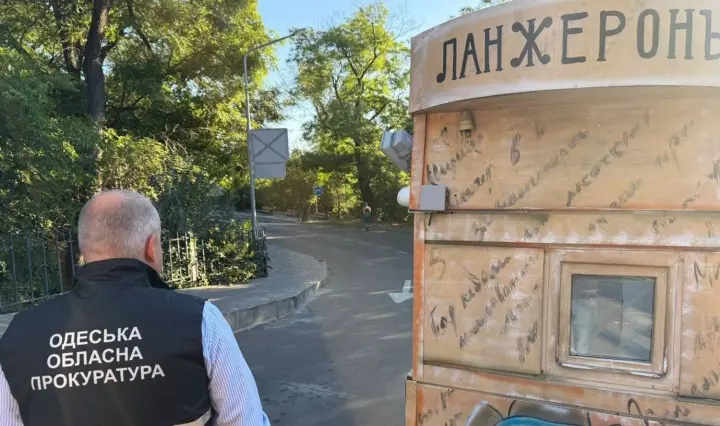 В Одессе сносят незаконные шлагбаумы на побережье Черного моря