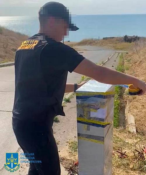 В Одессе сносят незаконные шлагбаумы на побережье Черного моря