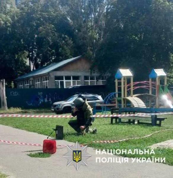 В Святошинском районе Киева, на детской площадке нашли муляж мины