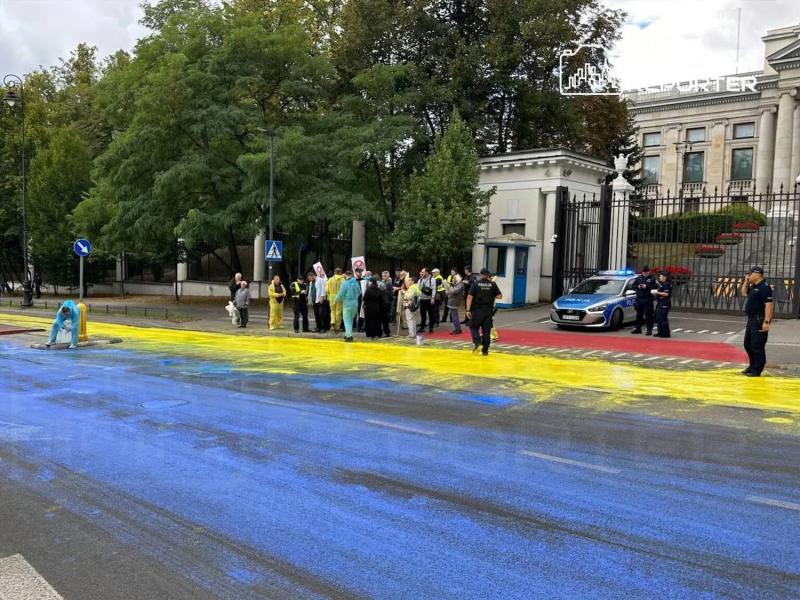 В Варшаве перед посольством рф устроили акцию солидарности ко Дню Государственного Флага Украины