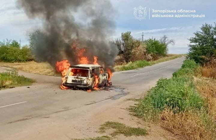 В Запорожье оккупанты сбросили взрывчатку на гражданский автомобиль, погибли люди