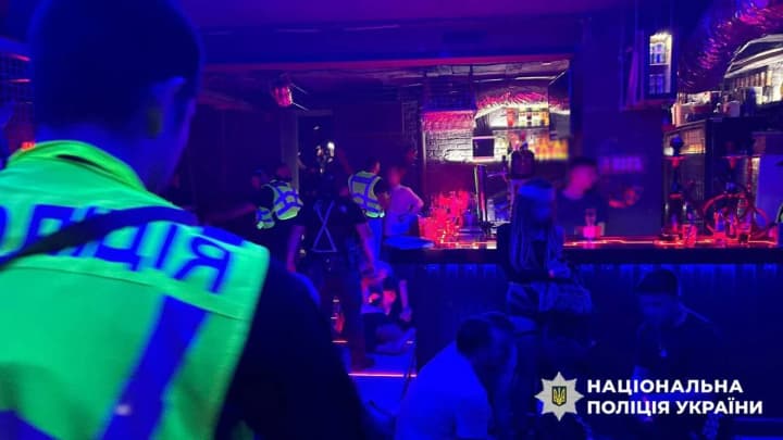 Вечеринка в столичном клубе в День траура: задержанных мужчин доставили в ТЦК