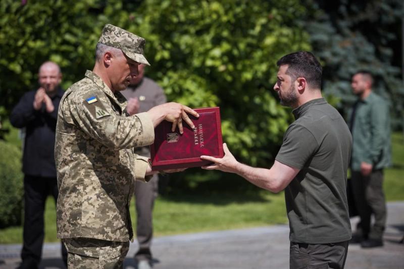 Зеленский наградил трех офицеров Воздушных Сил званием Героя Украины