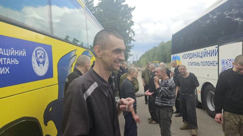 Зеленский подтвердил новый обмен пленными: домой вернулись защитники, находившиеся в неволе с 2022 года