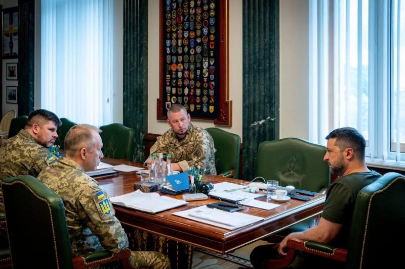 Зеленский провел совещание с военными: обсудили ситуацию на фронте и гарантии безопасности