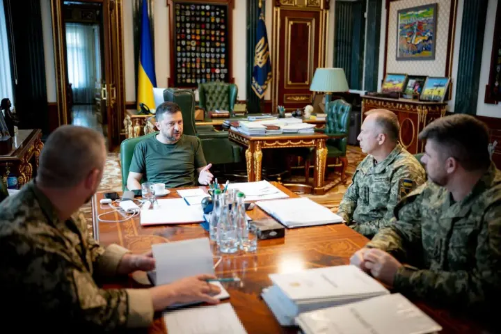Зеленский провел совещание с военными: обсудили ситуацию на фронте и гарантии безопасности