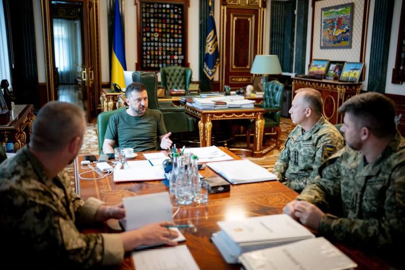 Зеленский провел совещание с военными: обсудили ситуацию на фронте и гарантии безопасности