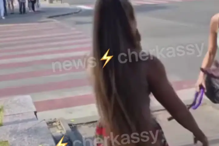 Женщина напала на певицу во время уличного выступления в Черкассах, нападавшую нашли - полиция
