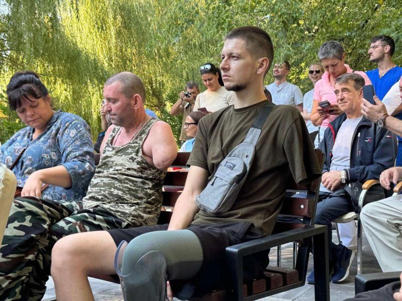 Живой разговор, теплые объятия: на Киевщине состоялась встреча военных и бывших пленных