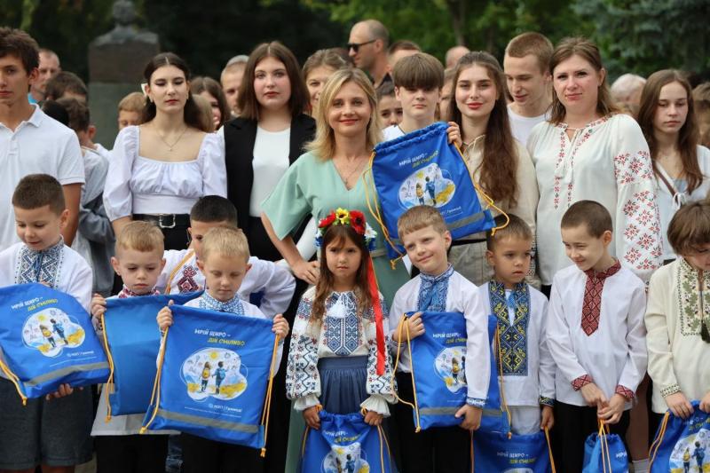 Более 6,5 тысяч первоклассников получили подарки от Фонда "МХП-Громаді"