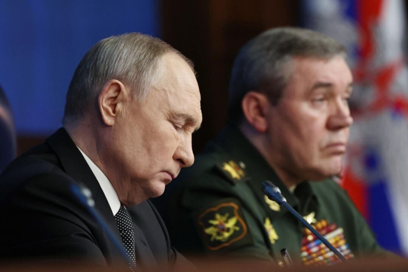 "Черная метка" для Герасимова: главы Генштаба РФ не было рядом с Путиным на учениях в Беларуси