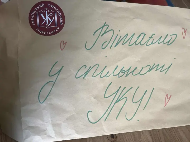Дочь режиссера Ворожбит отказались заселять в общежитие Украинского католического университета из-за эмодзи ЛГБТ-флага: в учебном заведении ответили