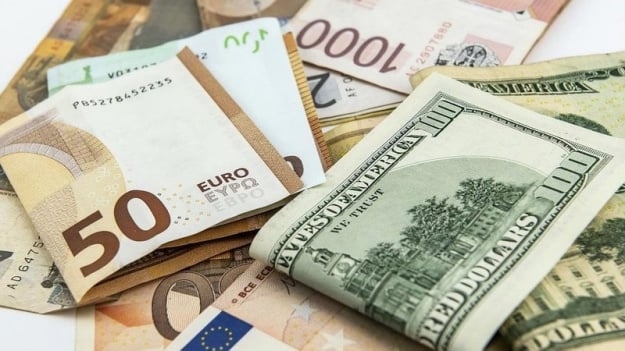 Долар та євро подешевшали на міжбанку у п'ятницю