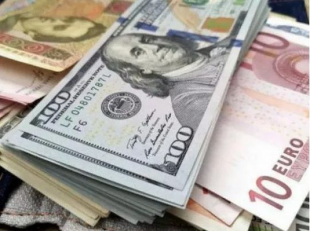 Долар та євро зросли на міжбанківських торгах у вівторок