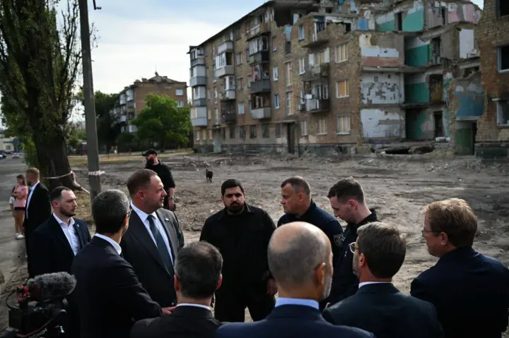 "Должны наглядно видеть": руководитель КГВА с советниками безопасности стран ЕС почтили память жертв российского удара по Дарнице