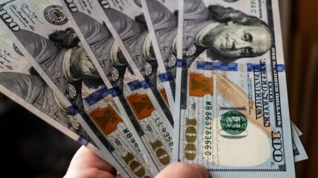 Іноземні інвестори масово хеджують долар, не вірячи в його майбутнє — FT