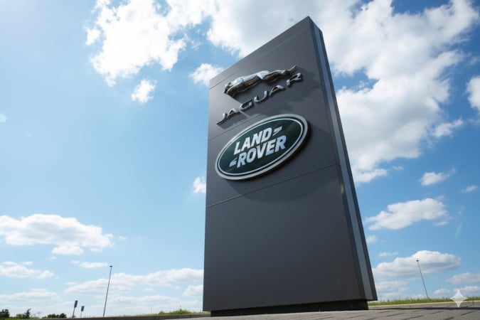Кібератака змусила Jaguar Land Rover зупинити виробництво на місяць