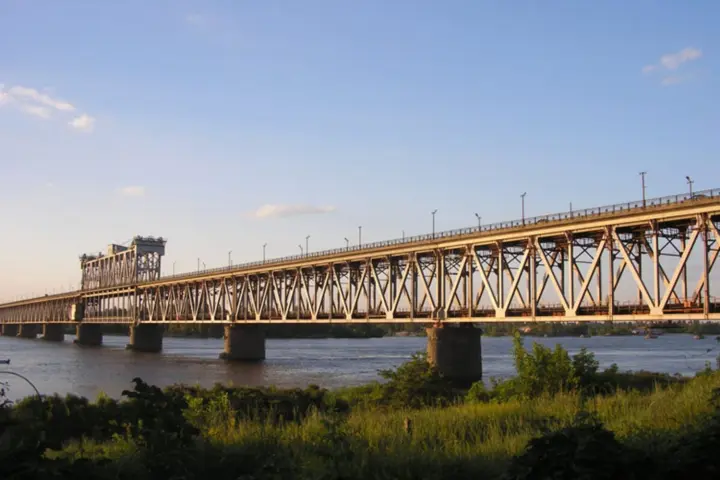Кременчуг возобновляет движение по мосту через Днепр после вражеской атаки 7 сентября