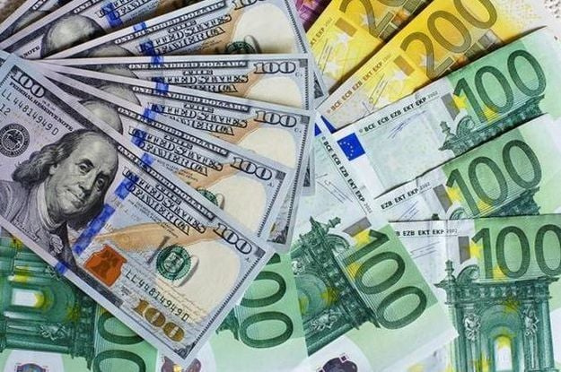 Курс валют: долар та євро подешевшали на міжбанку