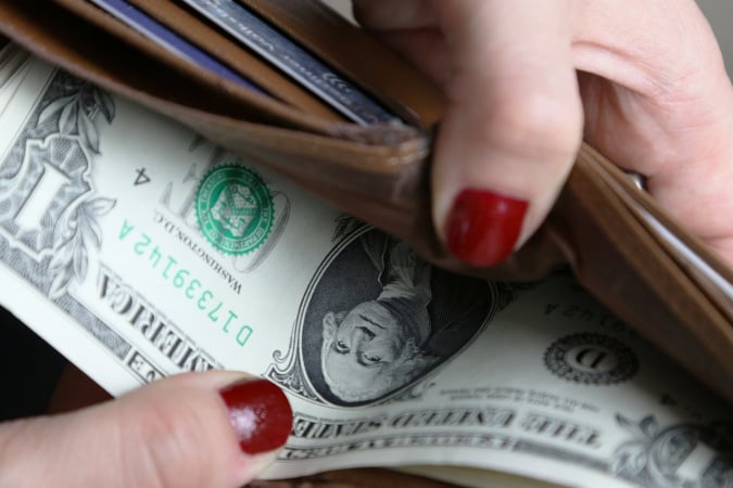 Курс валют: долар в обмінниках подешевшав на три копійки