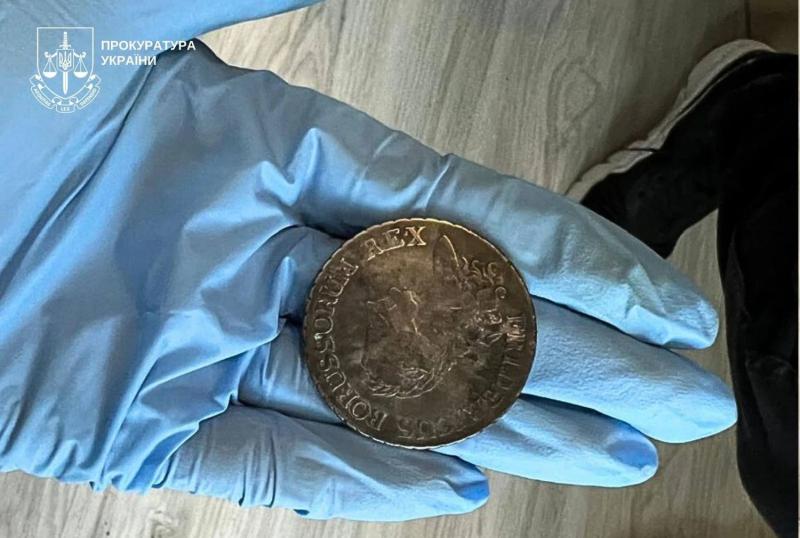 На Закарпатье "черный археолог" раскопал и пытался продать уникальный клад бронзовых топоров-кельтов