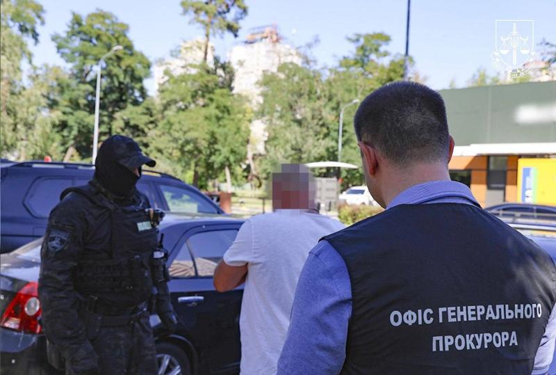Обещал повлиять на ТЦК за 35 000 долларов: правоохранители задержали военнослужащего