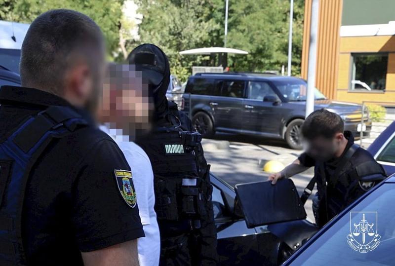 Обещал повлиять на ТЦК за 35 000 долларов: правоохранители задержали военнослужащего