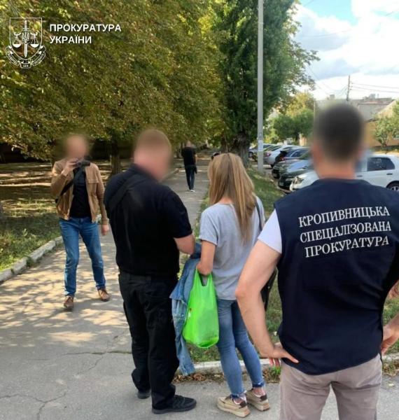 Обещала за 2000 долларов уклониться от мобилизации: в Кропивницком задержали секретаря ВВК