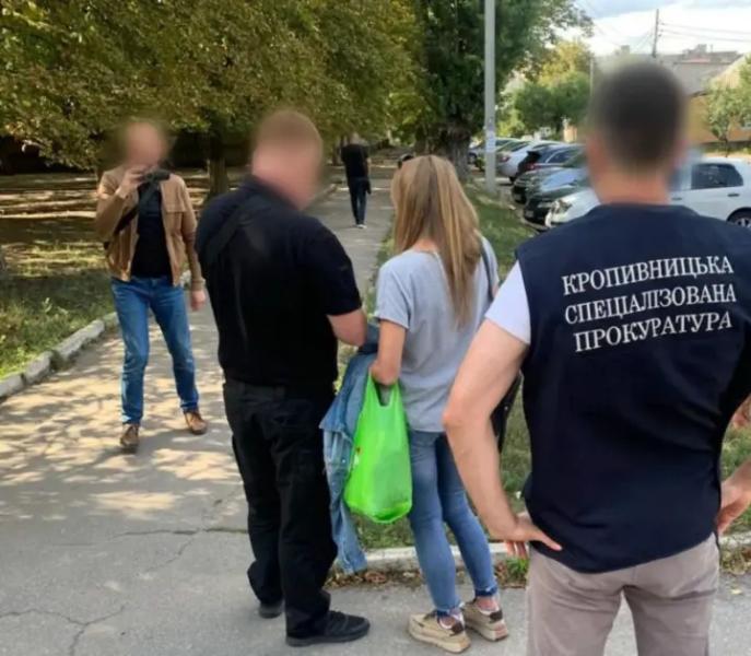 Обещала за 2000 долларов уклониться от мобилизации: в Кропивницком задержали секретаря ВВК