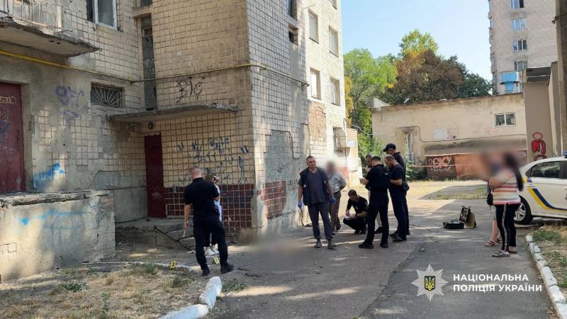 Одесские полицейские задержали 39-летнюю женщину, которая выбросила новорожденного ребенка из окна общежития