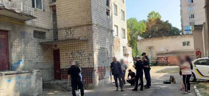 Одесские полицейские задержали 39-летнюю женщину, которая выбросила новорожденного ребенка из окна общежития