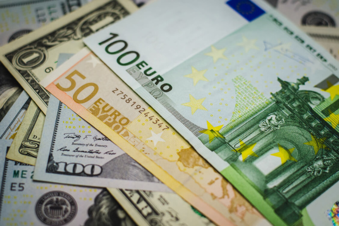 Офіційний курс валют: євро падає, долар зріс