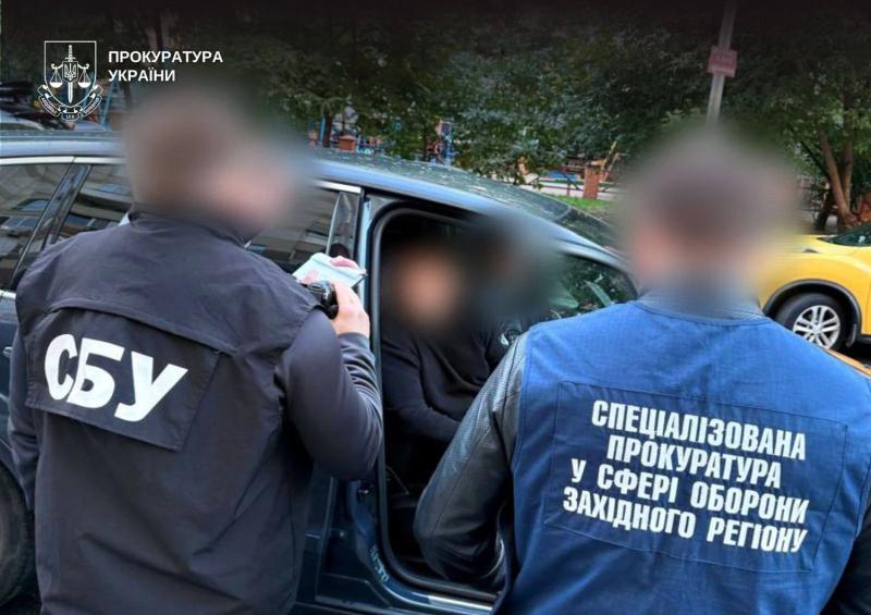 Помогал с отсрочкой от мобилизации и выездом за границу: на Львовщине разоблачили чиновника Минобороны